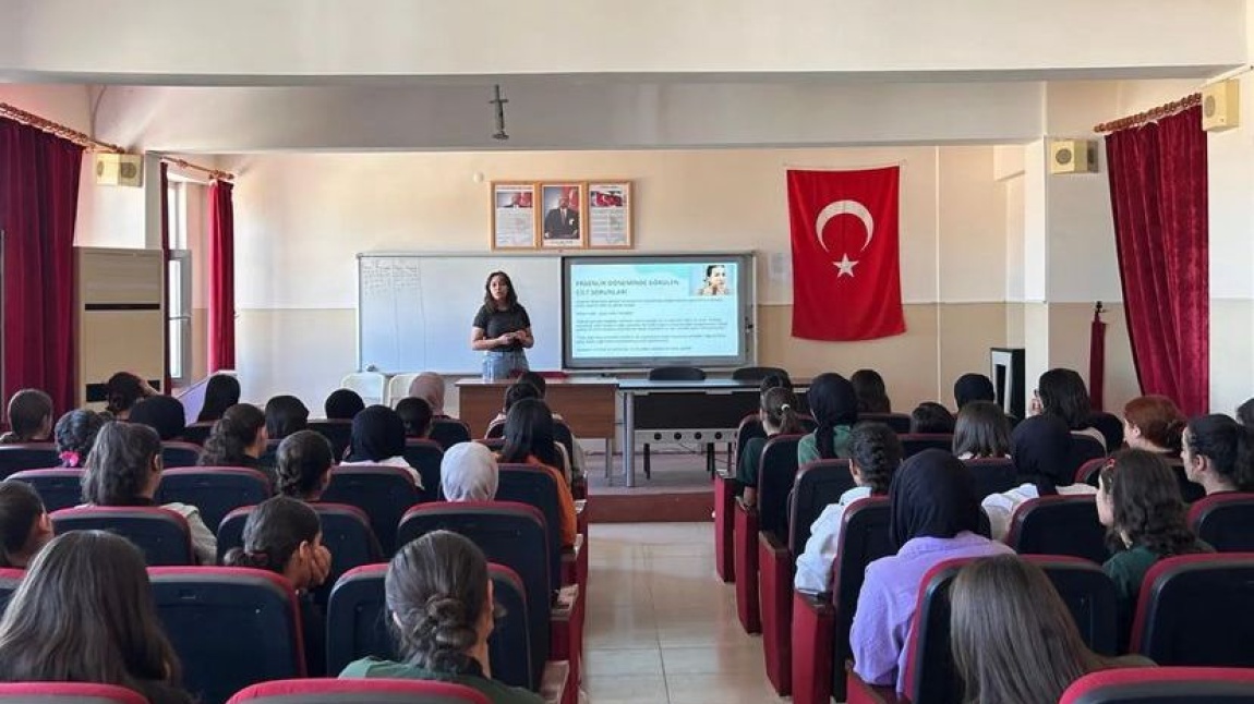 Okul Rehber Öğretmenimiz Betül USUL Tarafından 12. Sınıf Öğrencilerimize Yönelik YKS Bilgilendirme Semineri Düzenlenmiştir.