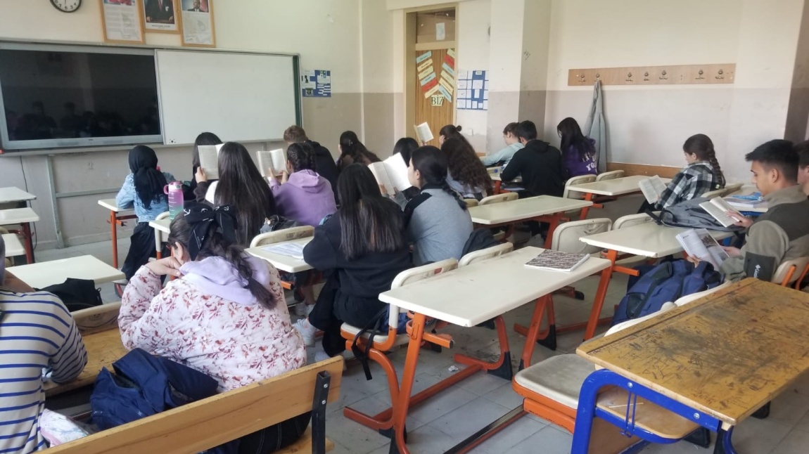 Çınar Anadolu Lisesi öğrencileri okuyor. Okulumuzda her gün 1 ders saati kitap okunmaktadır.