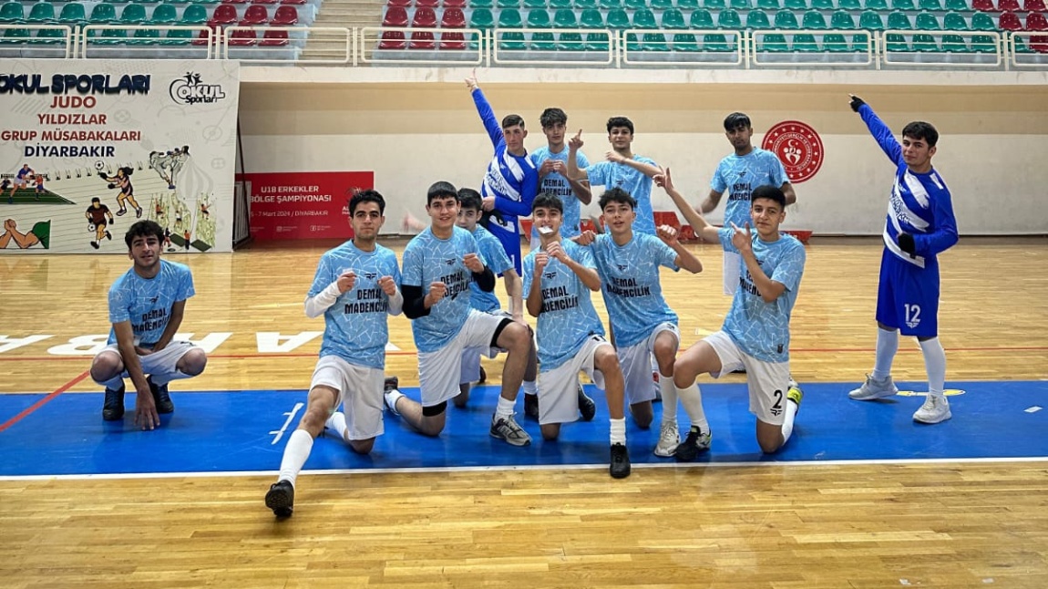 Okulumuz Futsal Takımı Müdür Yardımcımız Mazlum Eminoğlu ve Beden Eğitimi Öğretmeni Şeyhmus Alkan liderliğinde Okul Sporları Liseliler arası Futsal Turnuvasında gruptaki ilk maçından 4-0 galibiyetle ayrıldı.